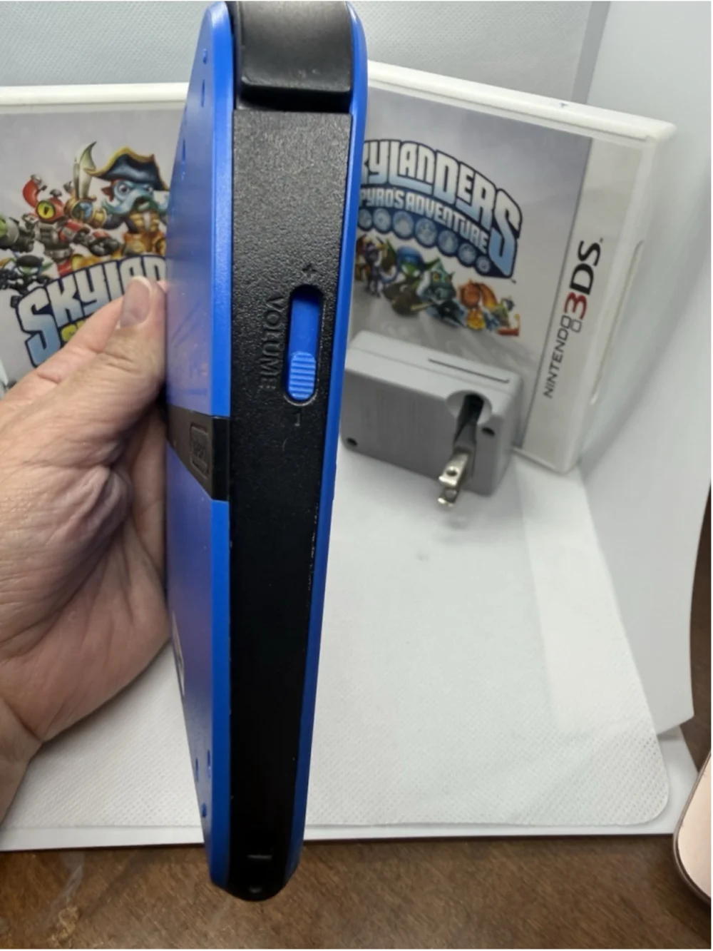 Nintendo 2DS Electric Blue [Console & Charger!] [Tested!] And 4 GAMES!!!